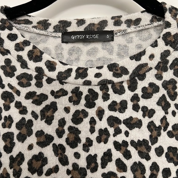 Gypsy Rose Cheetah Crop Top - Picture 3 of 5